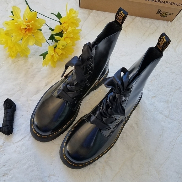 Dr. Martens Molly Platform Lace-Up Boots - Picture 5 of 12